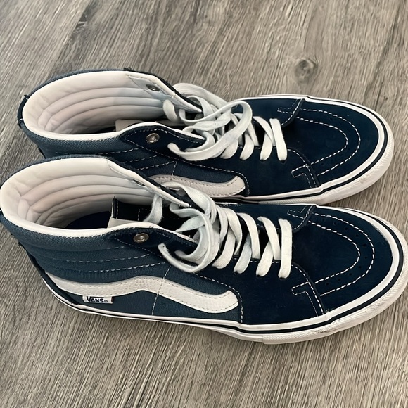 VANS Men’s 7.5 BLUE $70
Excellent Condition - Picture 5 of 7